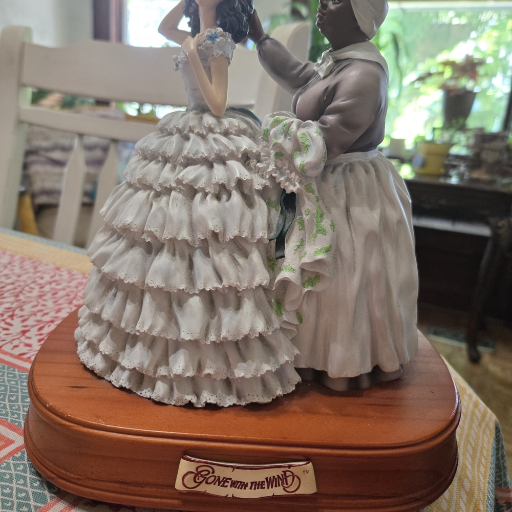 Gone with the Wind Figurine - Classic White and Gray